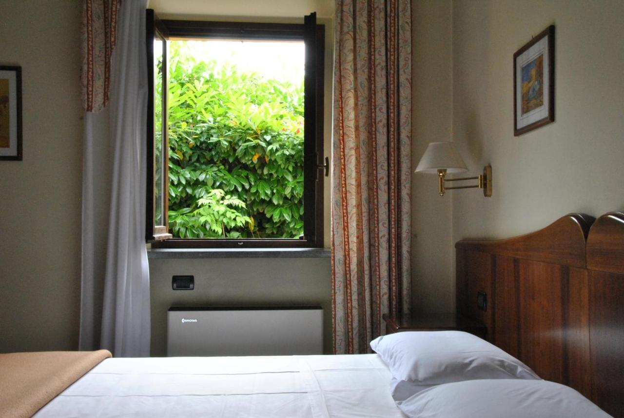 Hotel Pavone Angera Kültér fotó