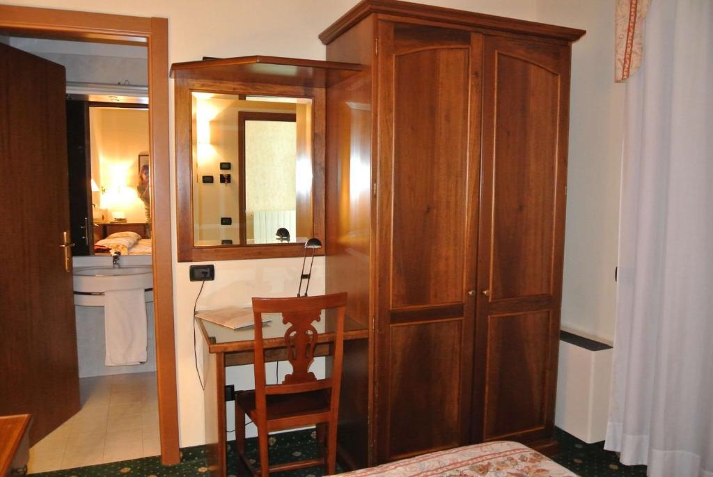 Hotel Pavone Angera Kültér fotó